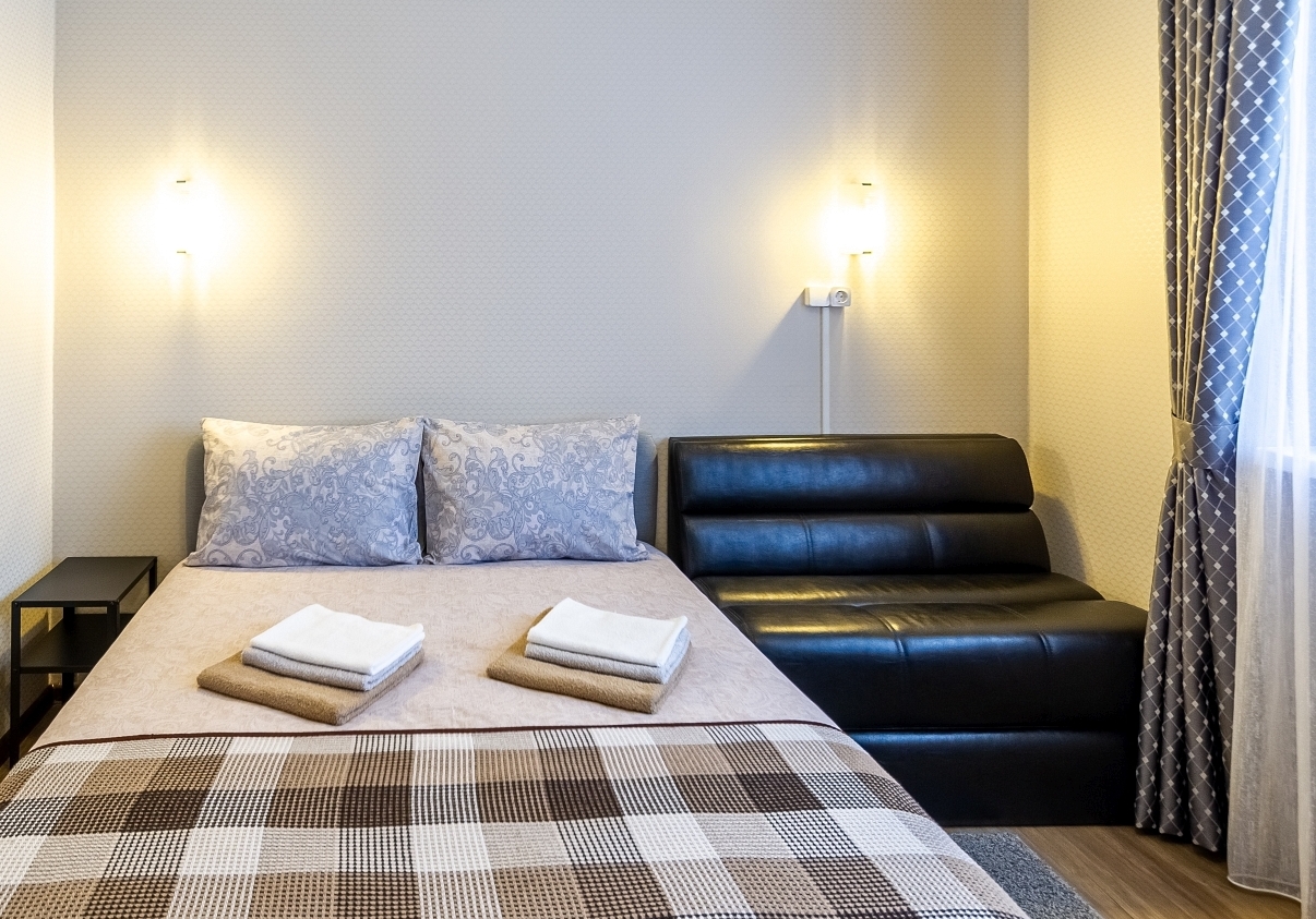 2хместный «Стандарт» с одной кроватью 140*200см с кондиционером и дополнительным местом (1000 руб./сут.)