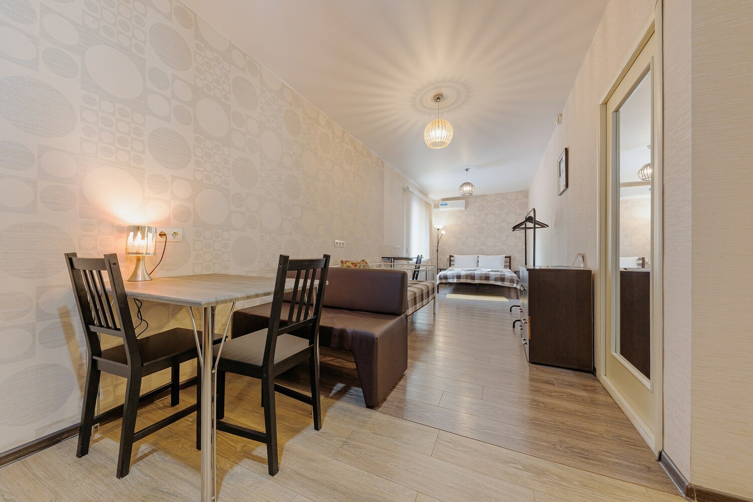 Семейный-студио» с кроватью 160*200 , кроватью 140*200, с кондиционером, дополнительным местом (1000 руб./сут.) и кухонным уголком.