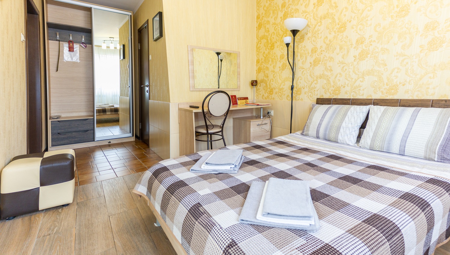 2хместный с кроватью 140*200 подходит для гостей с ограниченными физическими возможностями; разрешено проживание с животными (1000 руб./сут.) 